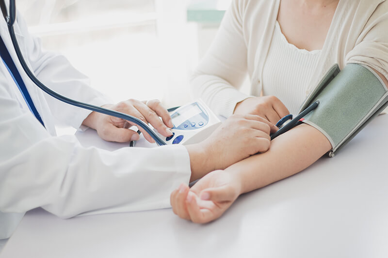 血圧を測る女性と医師